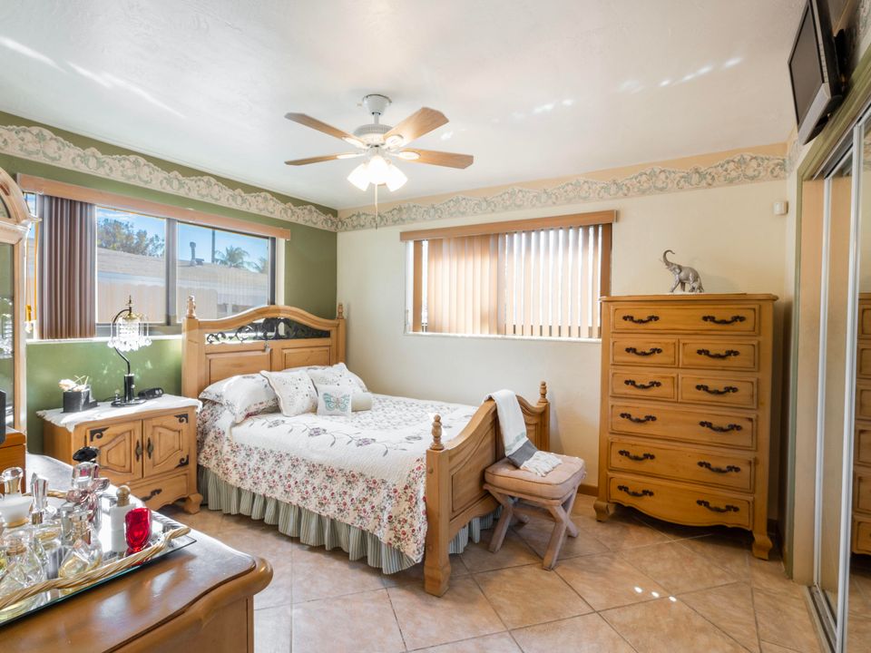 Active With Contract: $425,000 (2 beds, 1 baths, 1002 Square Feet)