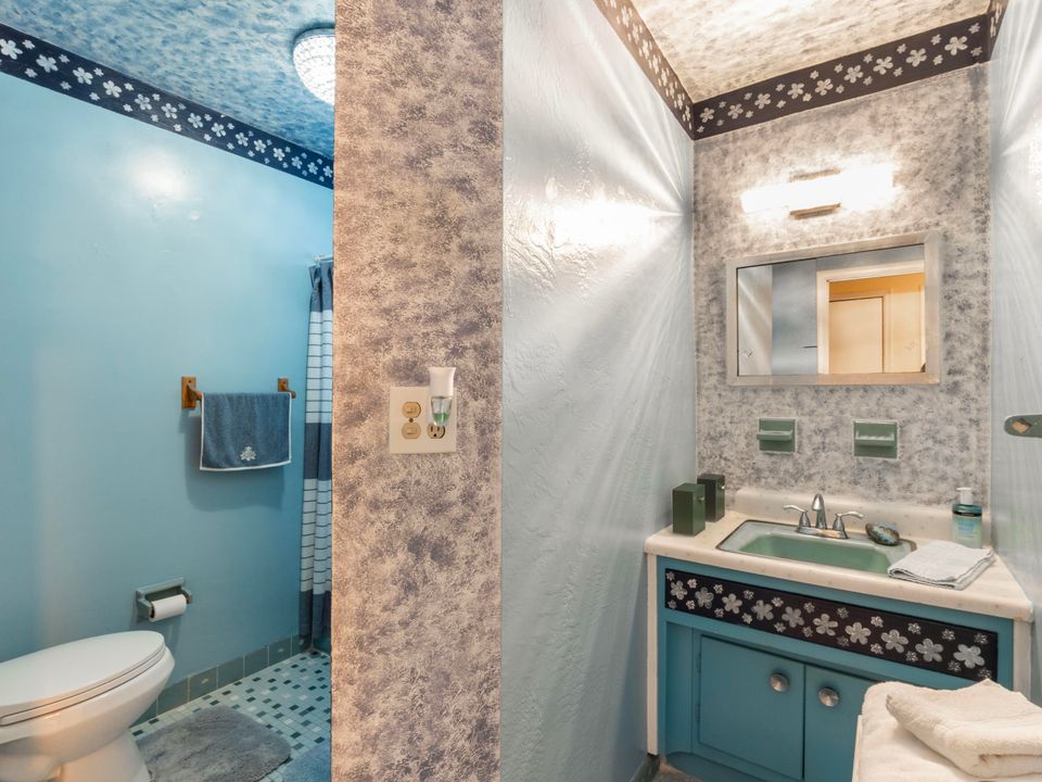 Active With Contract: $425,000 (2 beds, 1 baths, 1002 Square Feet)