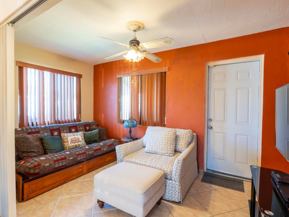 Active With Contract: $425,000 (2 beds, 1 baths, 1002 Square Feet)