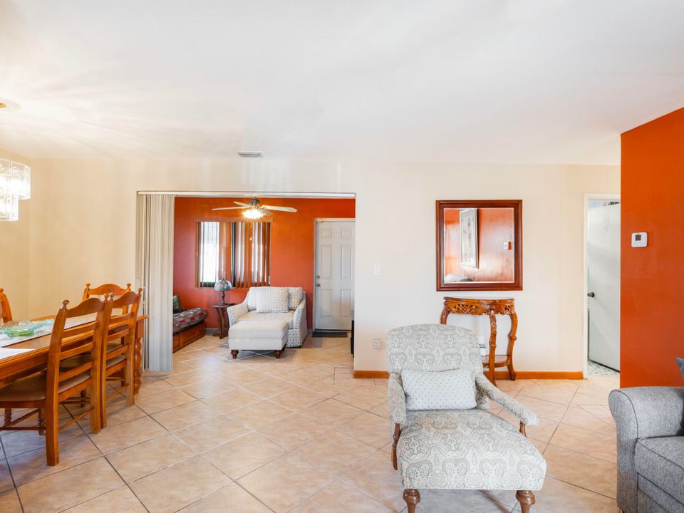 Active With Contract: $425,000 (2 beds, 1 baths, 1002 Square Feet)