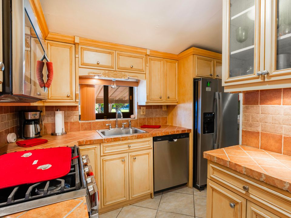 Active With Contract: $425,000 (2 beds, 1 baths, 1002 Square Feet)