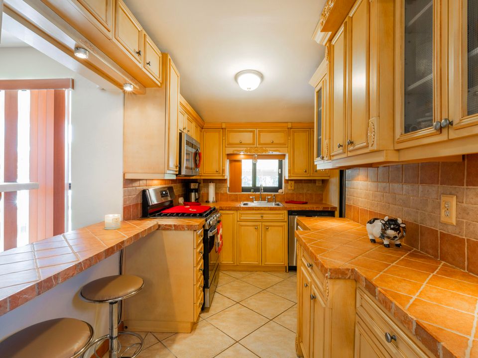 Active With Contract: $425,000 (2 beds, 1 baths, 1002 Square Feet)