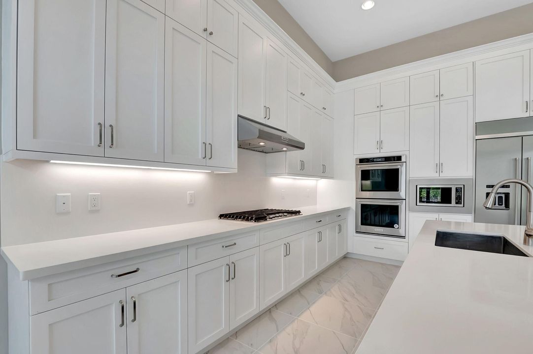 Activo con contrato: $2,200,000 (4 camas, 6 baños, 3956 Pies cuadrados)