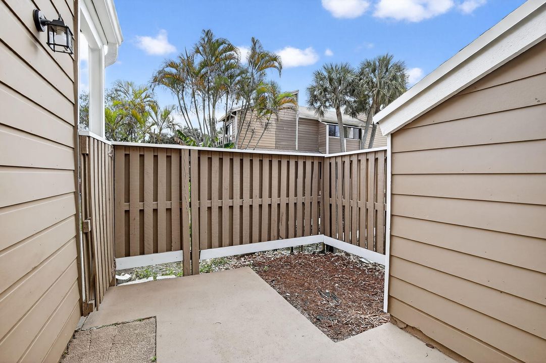 На продажу: $324,900 (2 спален, 2 ванн, 1186 Квадратных фут)