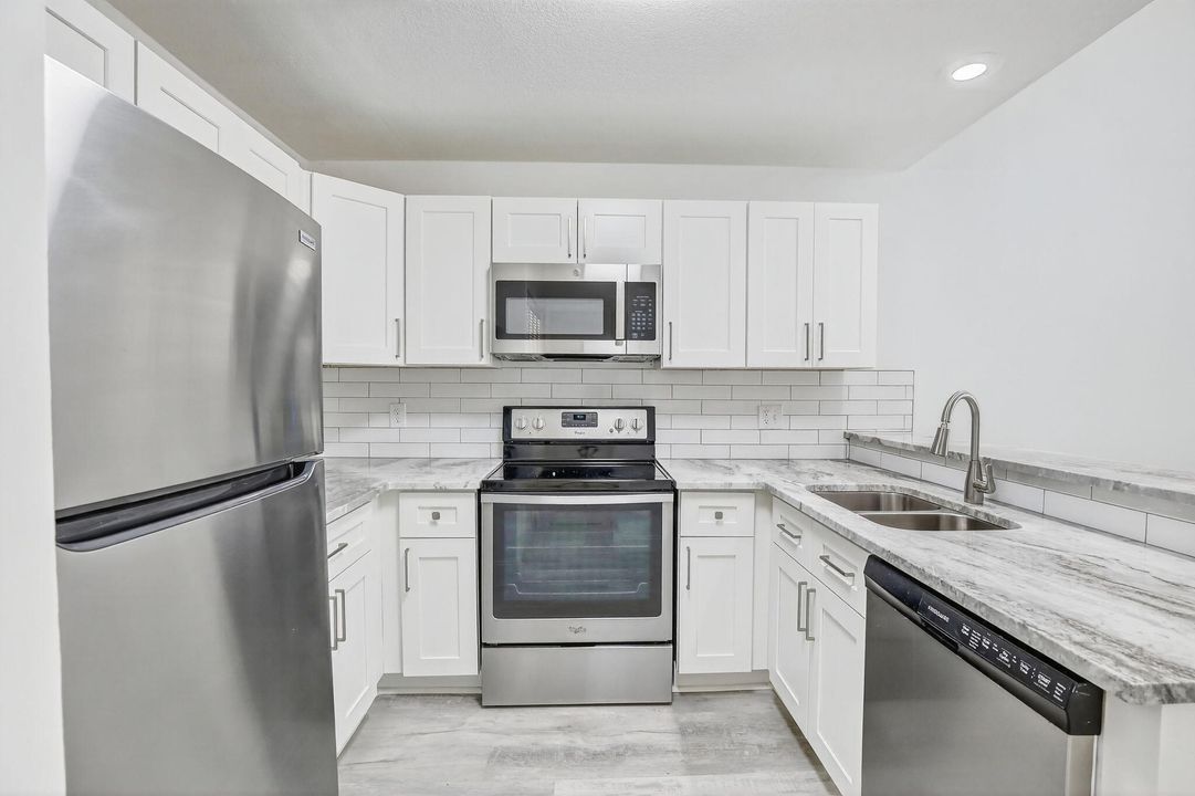 На продажу: $324,900 (2 спален, 2 ванн, 1186 Квадратных фут)