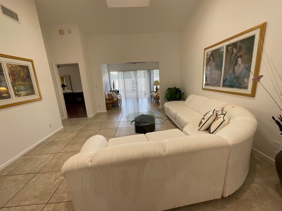 Active With Contract: $2,700 (2 beds, 2 baths, 1658 Square Feet)