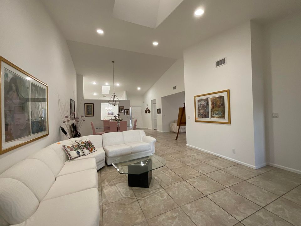 Active With Contract: $2,700 (2 beds, 2 baths, 1658 Square Feet)