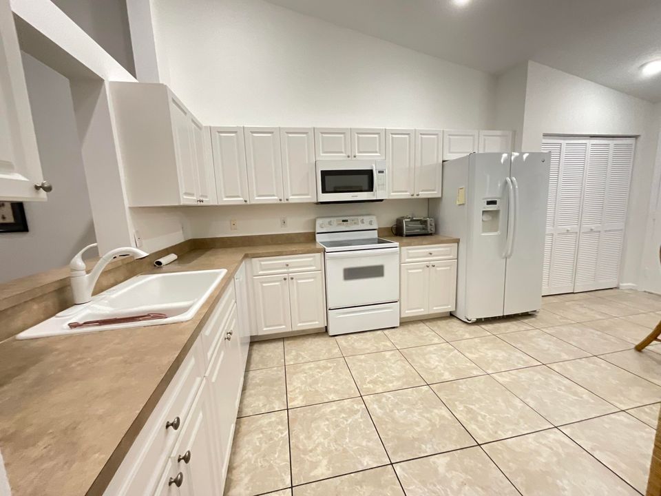 Active With Contract: $2,700 (2 beds, 2 baths, 1658 Square Feet)