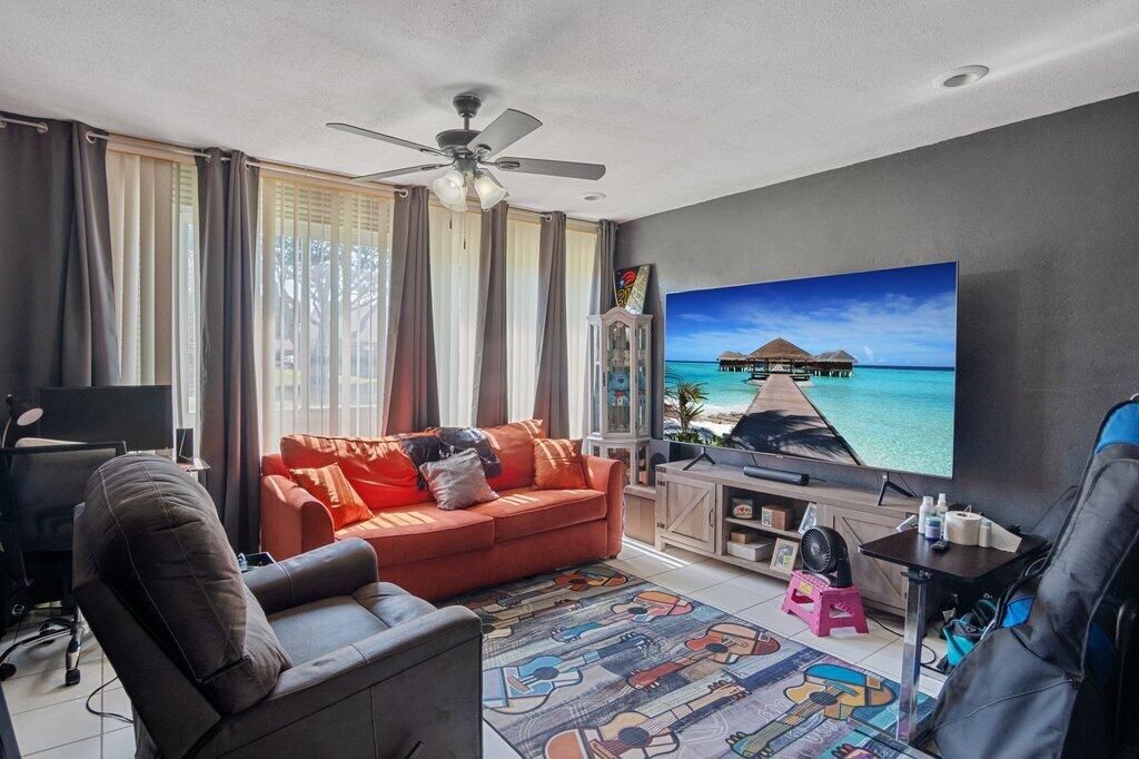 For Sale: $195,000 (2 beds, 2 baths, 999 Square Feet)