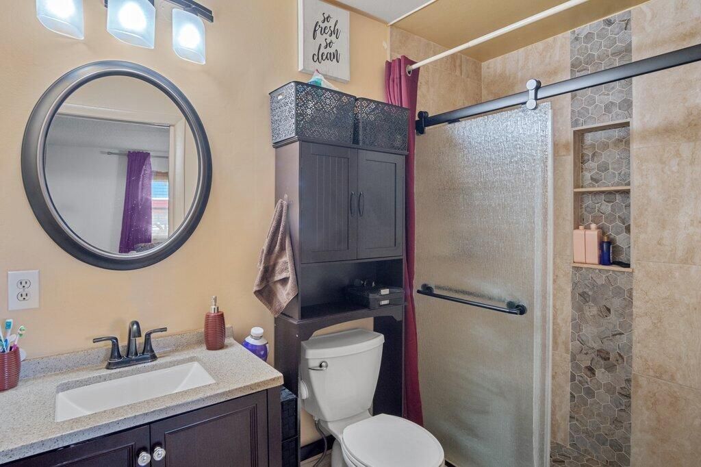 For Sale: $195,000 (2 beds, 2 baths, 999 Square Feet)