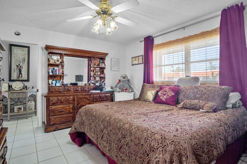 For Sale: $195,000 (2 beds, 2 baths, 999 Square Feet)