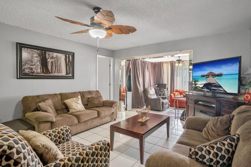 For Sale: $195,000 (2 beds, 2 baths, 999 Square Feet)