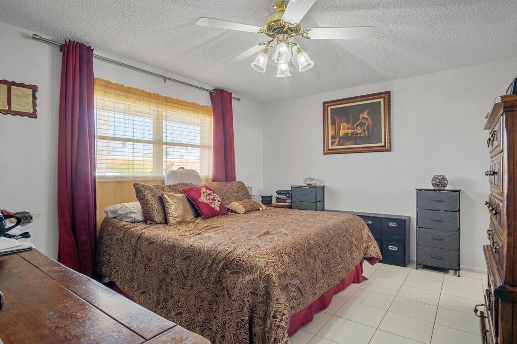 For Sale: $195,000 (2 beds, 2 baths, 999 Square Feet)