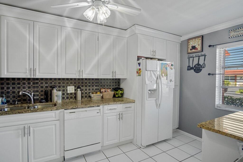 For Sale: $195,000 (2 beds, 2 baths, 999 Square Feet)