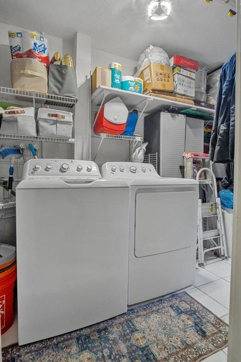 For Sale: $195,000 (2 beds, 2 baths, 999 Square Feet)