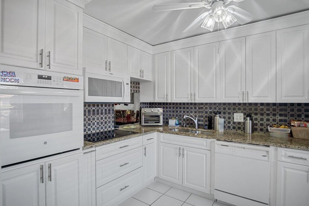 For Sale: $195,000 (2 beds, 2 baths, 999 Square Feet)
