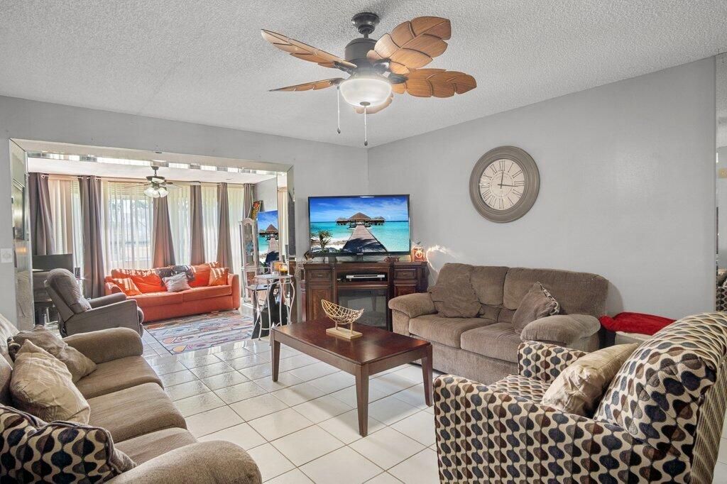 For Sale: $195,000 (2 beds, 2 baths, 999 Square Feet)