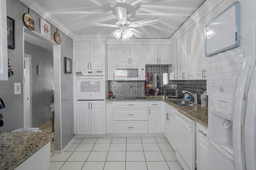 For Sale: $195,000 (2 beds, 2 baths, 999 Square Feet)