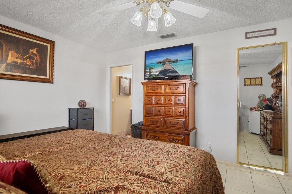 For Sale: $195,000 (2 beds, 2 baths, 999 Square Feet)