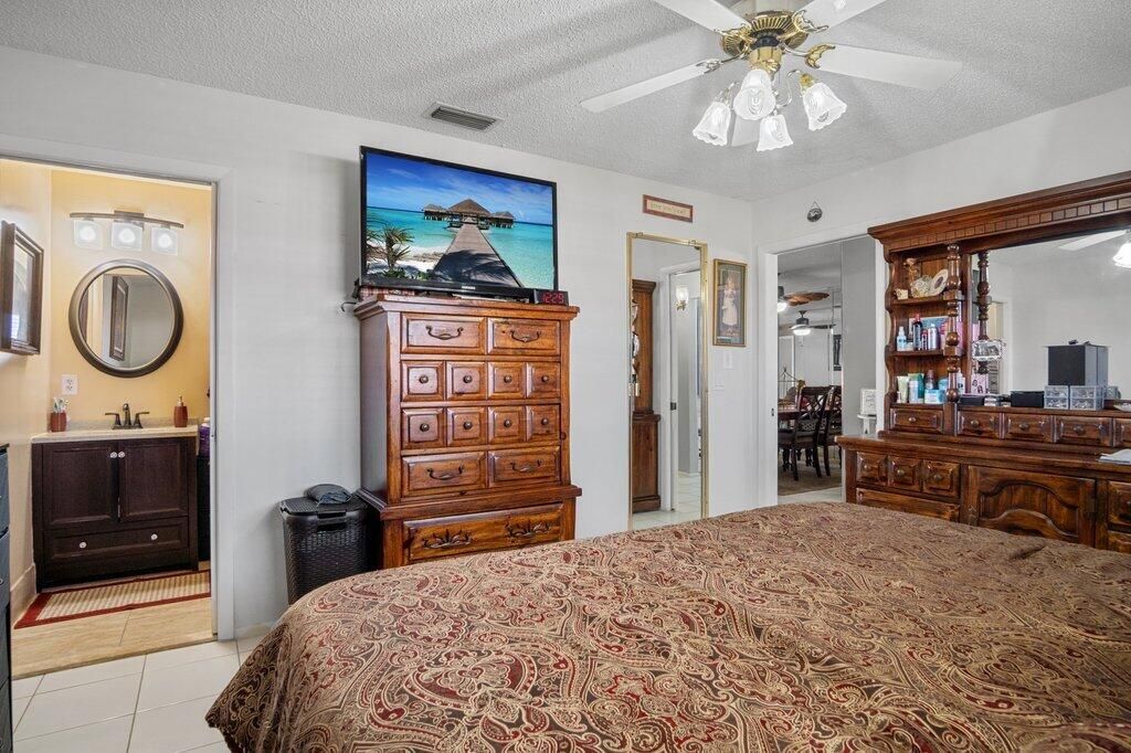 For Sale: $195,000 (2 beds, 2 baths, 999 Square Feet)