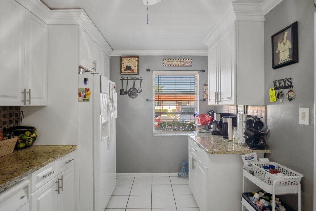 For Sale: $195,000 (2 beds, 2 baths, 999 Square Feet)