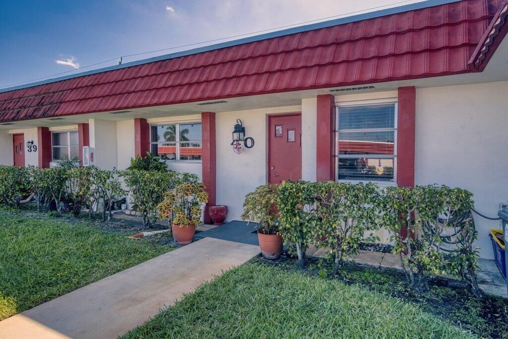 For Sale: $195,000 (2 beds, 2 baths, 999 Square Feet)