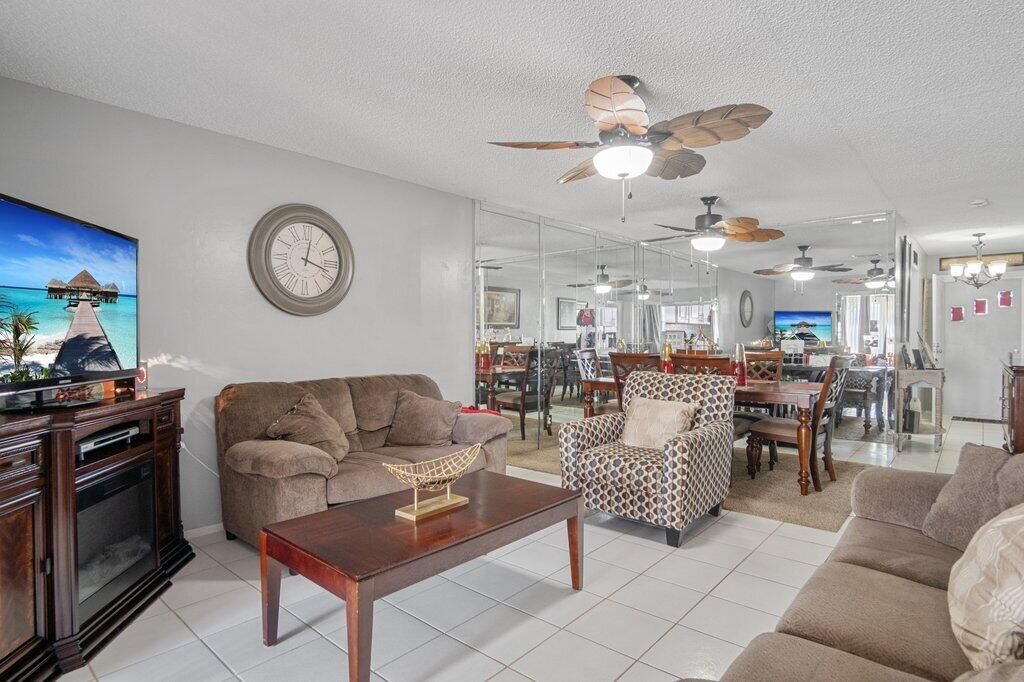 For Sale: $195,000 (2 beds, 2 baths, 999 Square Feet)