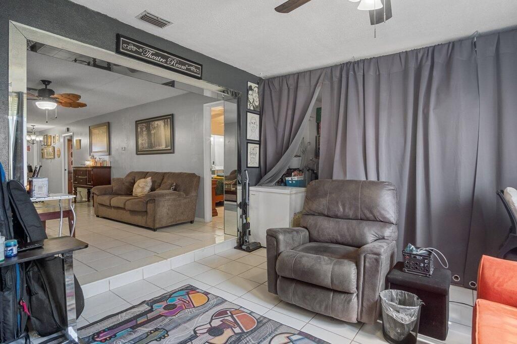 For Sale: $195,000 (2 beds, 2 baths, 999 Square Feet)