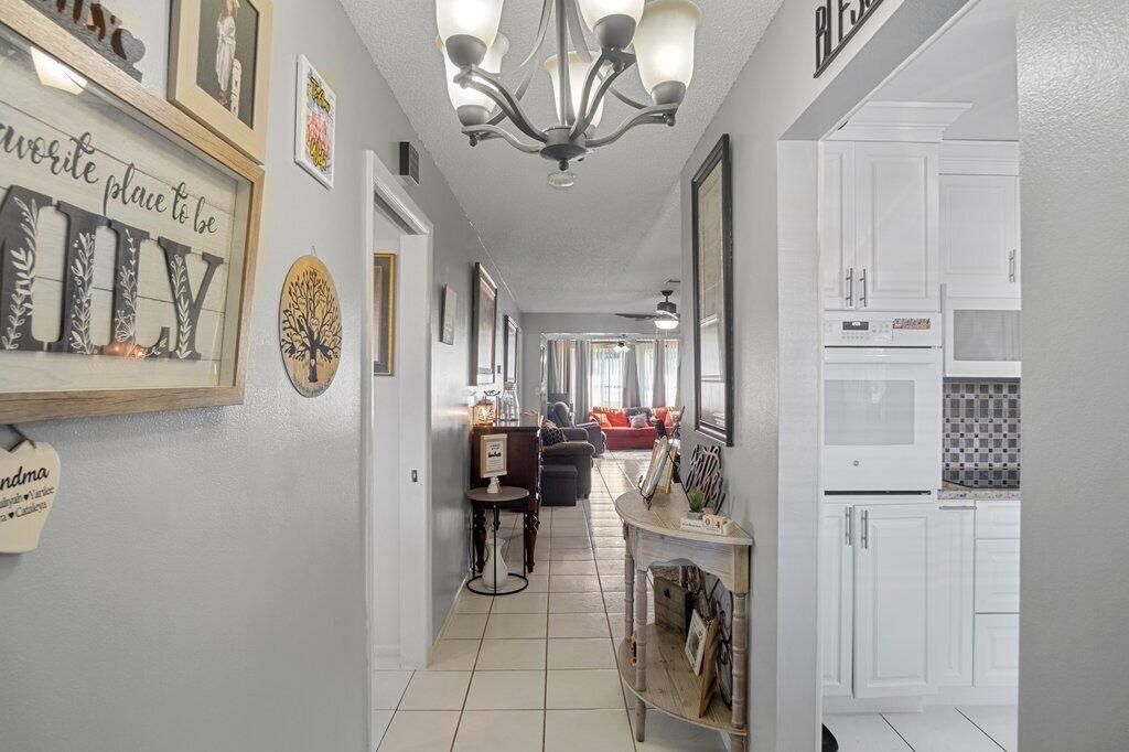 For Sale: $195,000 (2 beds, 2 baths, 999 Square Feet)