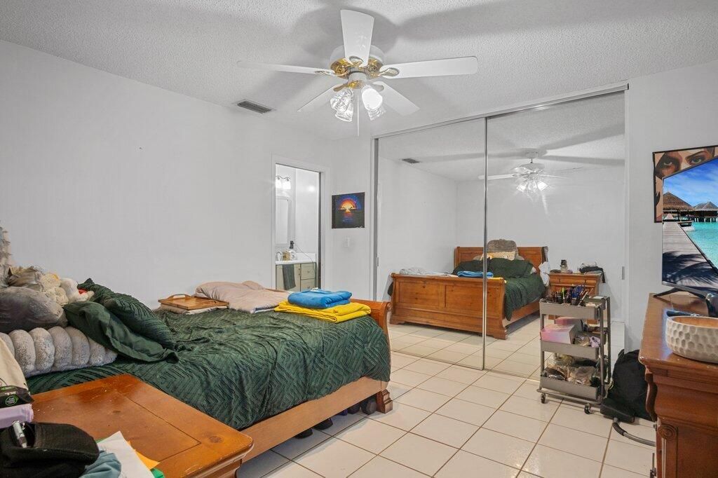 For Sale: $195,000 (2 beds, 2 baths, 999 Square Feet)