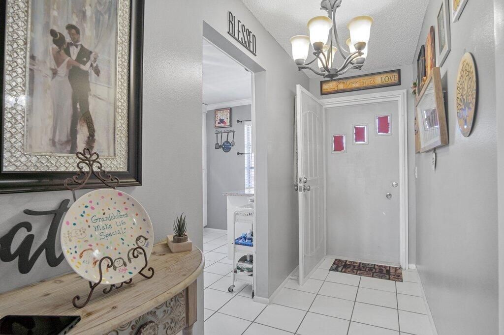 For Sale: $195,000 (2 beds, 2 baths, 999 Square Feet)