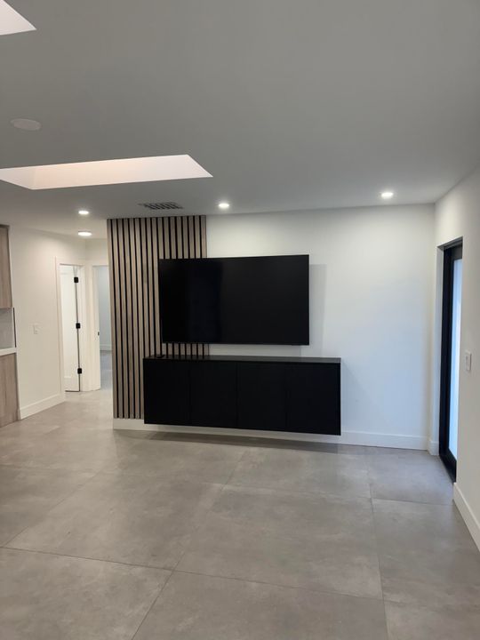 Active With Contract: $6,500 (3 beds, 3 baths, 2452 Square Feet)