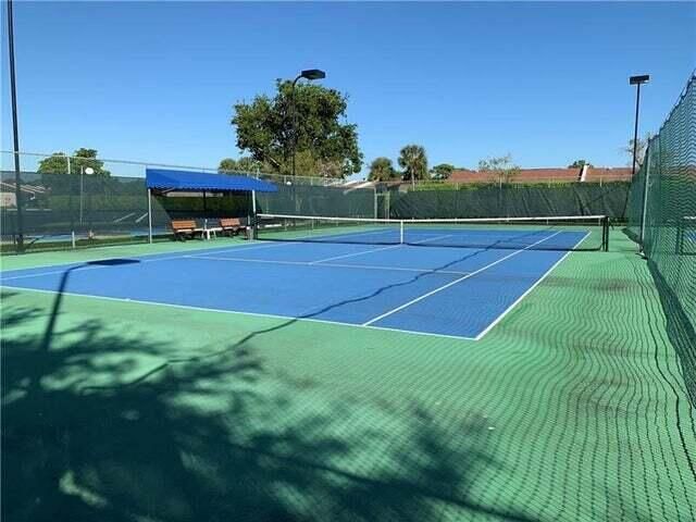 Active With Contract: $368,000 (3 beds, 2 baths, 1393 Square Feet)