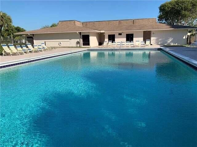 Active With Contract: $368,000 (3 beds, 2 baths, 1393 Square Feet)