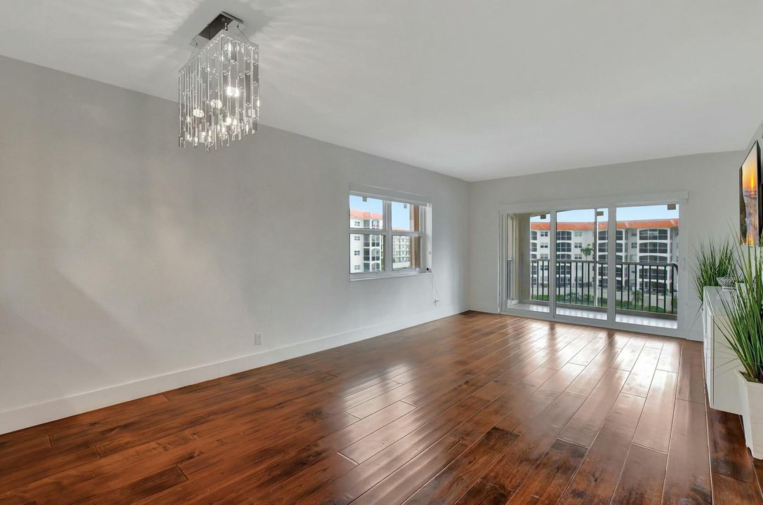 For Rent: $3,300 (1 beds, 1 baths, 793 Square Feet)