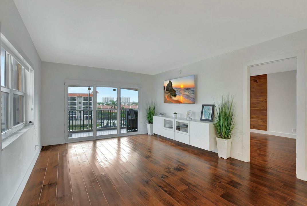 For Rent: $3,300 (1 beds, 1 baths, 793 Square Feet)