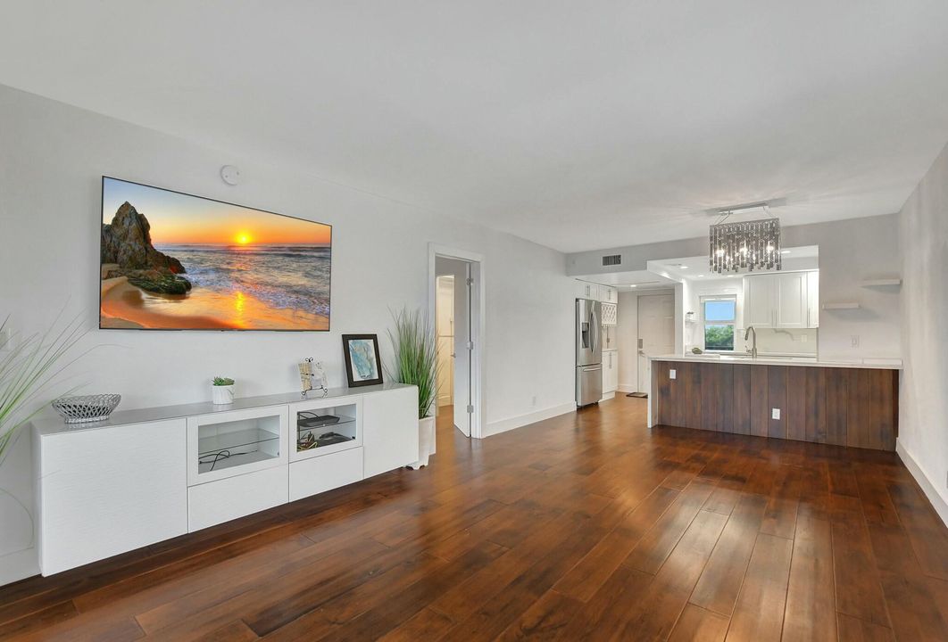 For Rent: $3,300 (1 beds, 1 baths, 793 Square Feet)