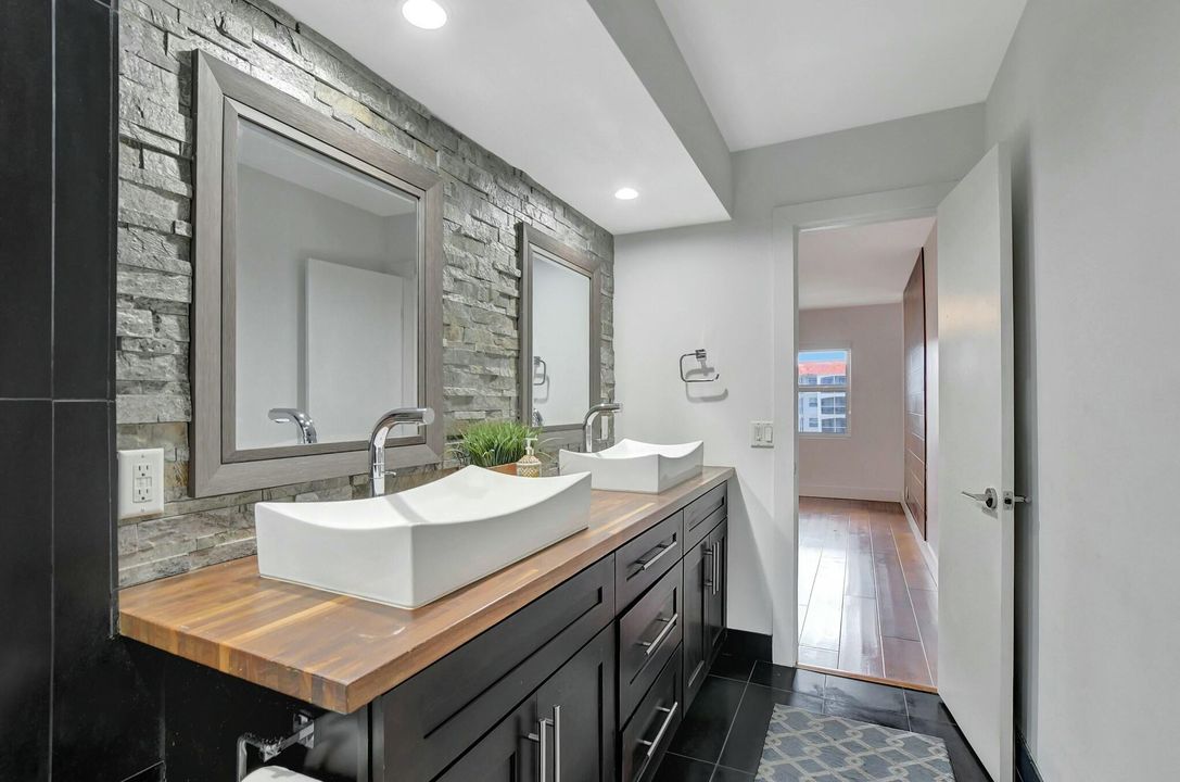 For Rent: $3,300 (1 beds, 1 baths, 793 Square Feet)