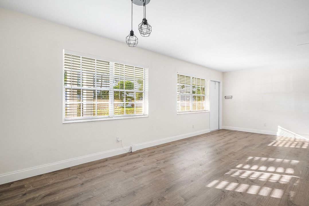 合同活跃: $1,950 (2 贝兹, 1 浴室, 875 平方英尺)