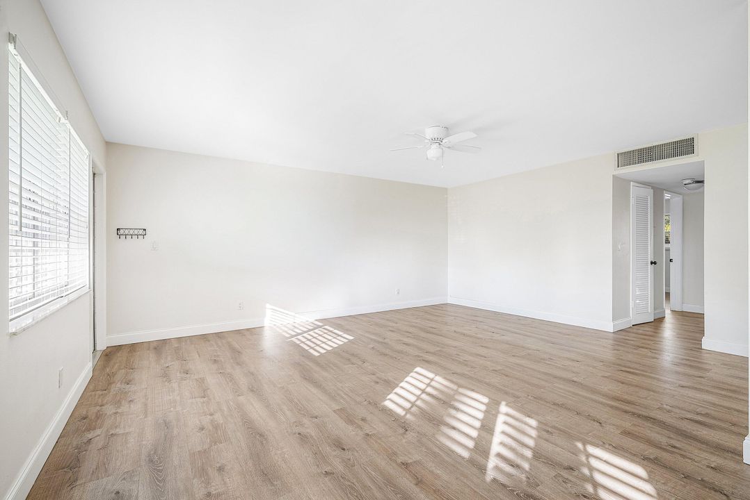 合同活跃: $1,950 (2 贝兹, 1 浴室, 875 平方英尺)