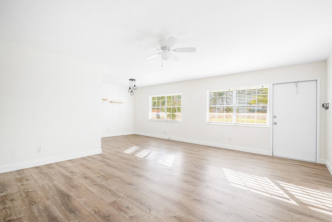 合同活跃: $1,950 (2 贝兹, 1 浴室, 875 平方英尺)