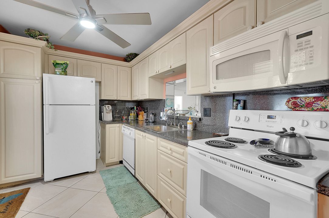 Под контрактом: $100,000 (2 спален, 2 ванн, 1088 Квадратных фут)