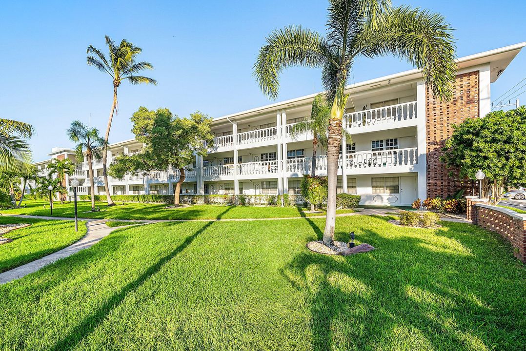 待售: $229,999 (2 贝兹, 1 浴室, 875 平方英尺)