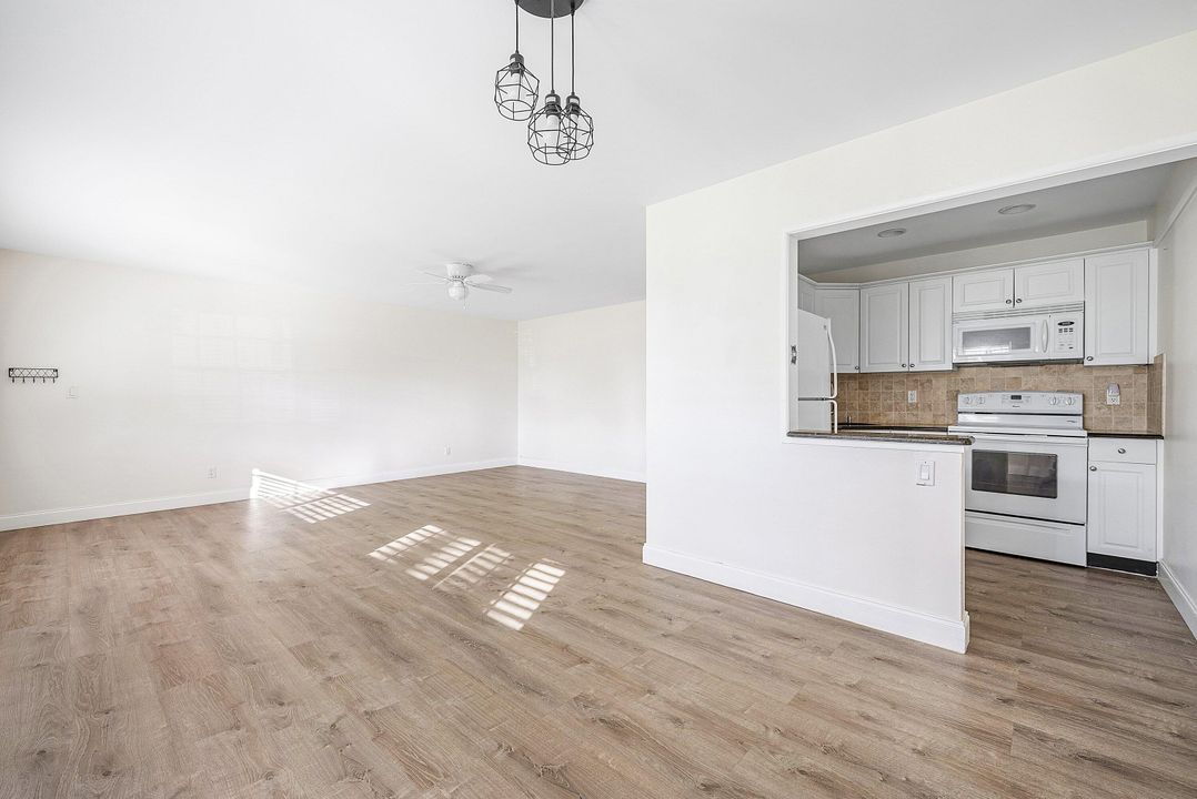 待售: $229,999 (2 贝兹, 1 浴室, 875 平方英尺)