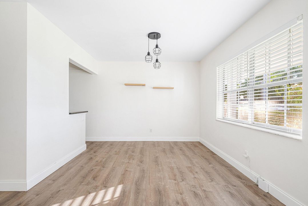 待售: $229,999 (2 贝兹, 1 浴室, 875 平方英尺)