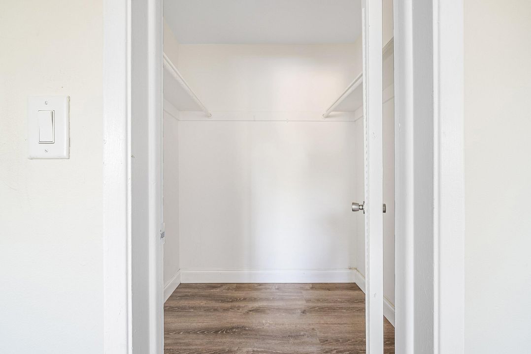 待售: $229,999 (2 贝兹, 1 浴室, 875 平方英尺)