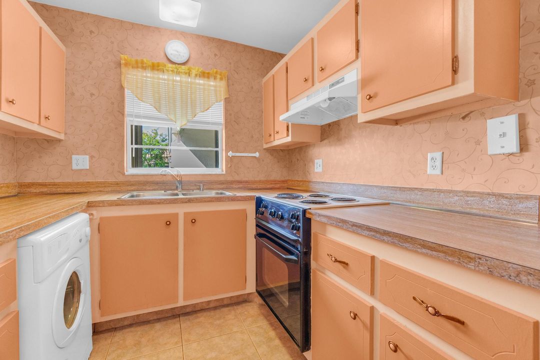 合同活跃: $150,000 (1 贝兹, 1 浴室, 729 平方英尺)