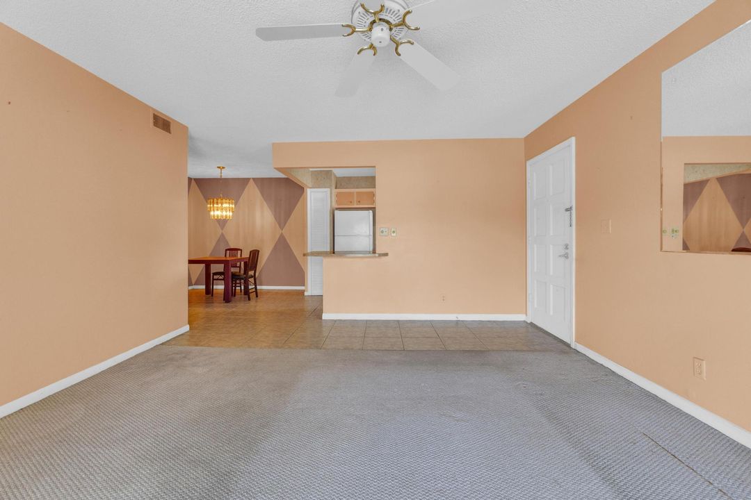 合同活跃: $150,000 (1 贝兹, 1 浴室, 729 平方英尺)