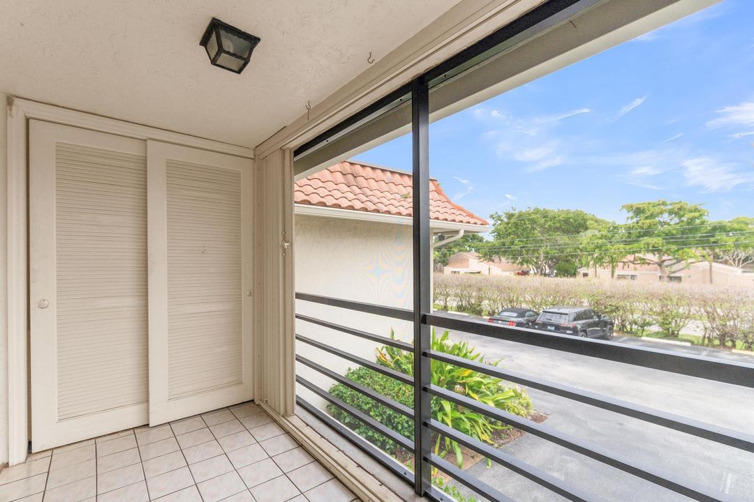 合同活跃: $150,000 (1 贝兹, 1 浴室, 729 平方英尺)