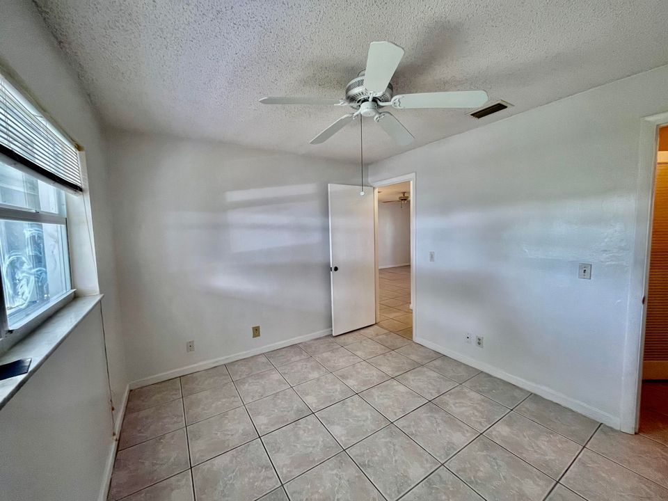 For Sale: $205,000 (2 beds, 2 baths, 969 Square Feet)